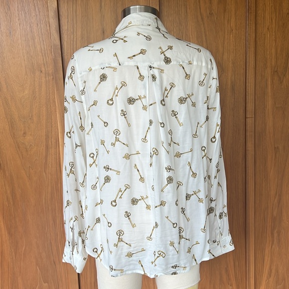 L’AGENCE Blouse. with vintage key motif design. Size large 100% viscose. - Picture 2 of 6